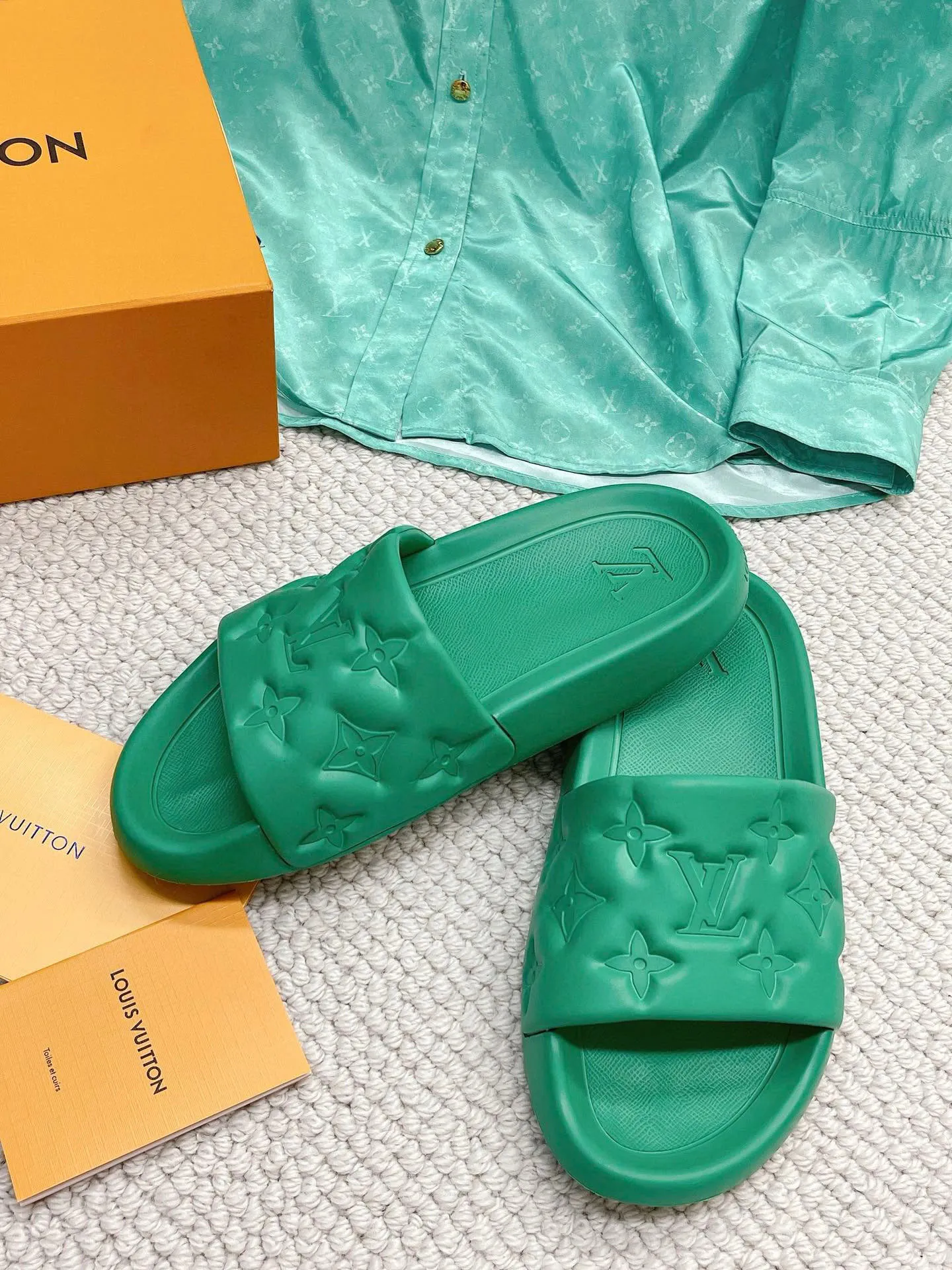 Factory price: 260💰【𝐋𝐕 Slippers】▪️Shoe size: Men's 38-45 ▪️Packaging: Counter top quality~original packaging 𝟐𝟎𝟐3 Louis Vuitton counter's new embossed slippers, L's monogram embossed slippers, Waterfront sandals are back, the upper buckle is embossed with LV's iconic Monogram pattern. Made of waterproof rubber with a comfortable and resilient insole. The lightweight, flexible outsole is embossed with the Louis Vuitton logo. ▪️Fabric: Original molded rubber foam surface ▪️Technology: embossed logo ▪️Sole: Original molded rubber foam outsole ▪️Sole thickness: 3CM.